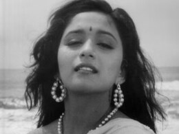 माधुरी दीक्षित का ये गाना दूरदर्शन और रेडियो पर हो गया था बैन, कोर्ट तक घसीटा गया था मामला, देशभर में हुआ था विरोध माधुरी दीक्षित का ये गाना दूरदर्शन और रेडियो पर हो गया था बैन, कोर्ट तक घसीटा गया था मामला, देशभर में हुआ था विरोध