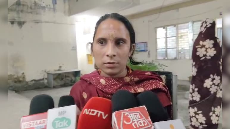 चुड़ैल बता जलाई महिला की हथेली, सिक्का गर्म पर सिर पर चिपकाया, हाथों में पड़े कीड़े तो थाने पहुंची पीड़िता चुड़ैल बता जलाई महिला की हथेली, सिक्का गर्म पर सिर पर चिपकाया, हाथों में पड़े कीड़े तो थाने पहुंची पीड़िता