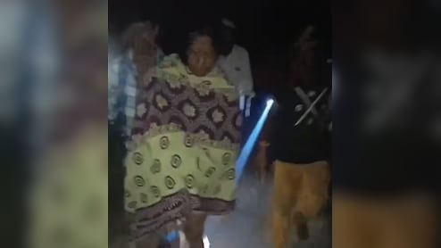 श्मशान घाट पर पूजा कर रही महिला को भीड़ ने पीटा, निर्वस्त्र महिला का वीडियो वायरल