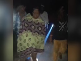 श्मशान घाट पर पूजा कर रही महिला को भीड़ ने पीटा, निर्वस्त्र महिला का वीडियो वायरल श्मशान घाट पर पूजा कर रही महिला को भीड़ ने पीटा, निर्वस्त्र महिला का वीडियो वायरल