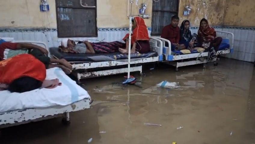 अस्पताल में मरीज के बेड के नीचे बारिश का पानी. अस्पताल में मरीज के बेड के नीचे बारिश का पानी.
