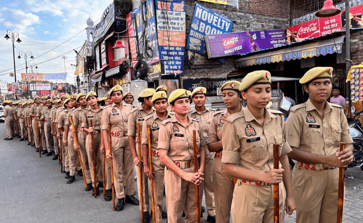 बरेली में 800 से ज्यादा महिला पुलिस कर्मियों ने निकाला फ्लैग मार्च, देखें Photos