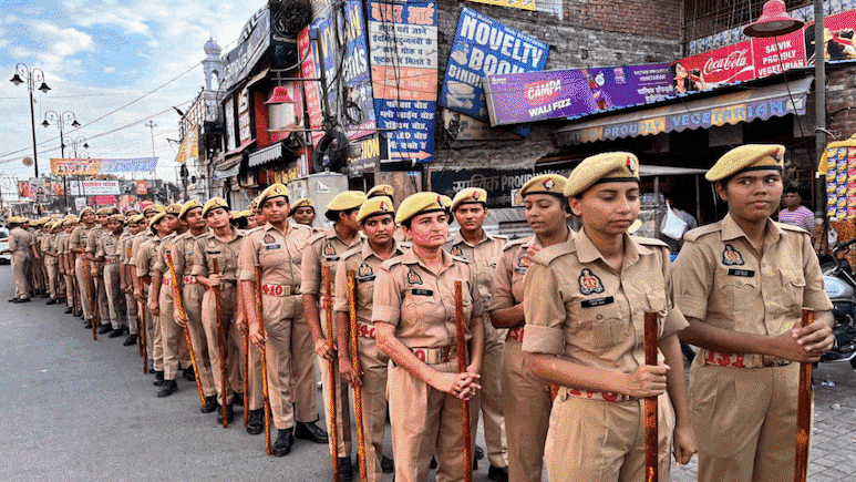 बरेली में 800 से ज्यादा महिला पुलिस कर्मियों ने निकाला फ्लैग मार्च, देखें Photos बरेली में 800 से ज्यादा महिला पुलिस कर्मियों ने निकाला फ्लैग मार्च, देखें Photos