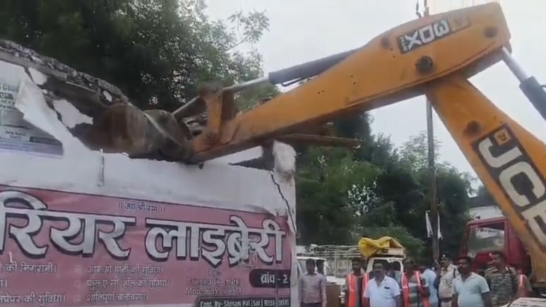 ​​​​​​​छतरपुर में प्रशासन का बुलडोजर एक्‍शन, सटई रोड से अतिक्रमण हत्‍या, व्‍यापारियों ने विरोध कर जाम भी लगाया