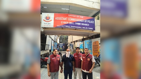 दिल्ली: सौतेला बेटा ही निकला शिकारी, पिता को जाल में फंसाकर ठग लिए 26 लाख, ऐसे खुला मामला