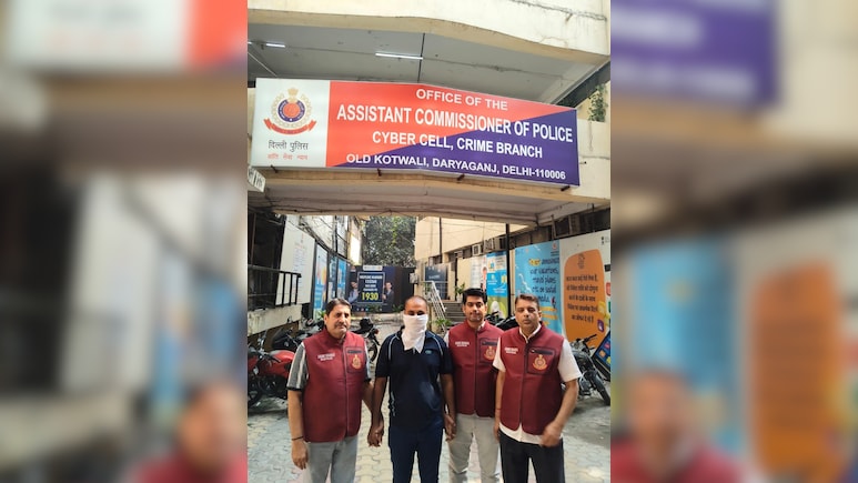 दिल्ली: सौतेला बेटा ही निकला शिकारी, पिता को जाल में फंसाकर ठग लिए 26 लाख, ऐसे खुला मामला दिल्ली: सौतेला बेटा ही निकला शिकारी, पिता को जाल में फंसाकर ठग लिए 26 लाख, ऐसे खुला मामला