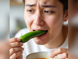 नजर कमजोर हो गई है, द‍िखने लगा है धूंधला? रेस्‍क्‍यू के लिए आएगी हरी म‍िर्च, बस इस खास तरीके से करना होगा सेवन