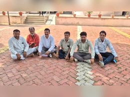 करोड़ों की लागत से बन रही सड़क में आई दरारें, भ्रष्टाचार का आरोप लगा धरने पर बैठे कांग्रेसी करोड़ों की लागत से बन रही सड़क में आई दरारें, भ्रष्टाचार का आरोप लगा धरने पर बैठे कांग्रेसी