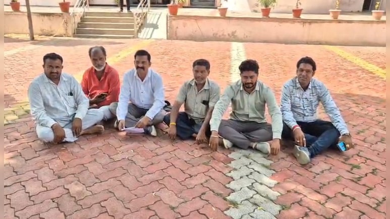 करोड़ों की लागत से बन रही सड़क में आई दरारें, भ्रष्टाचार का आरोप लगा धरने पर बैठे कांग्रेसी करोड़ों की लागत से बन रही सड़क में आई दरारें, भ्रष्टाचार का आरोप लगा धरने पर बैठे कांग्रेसी