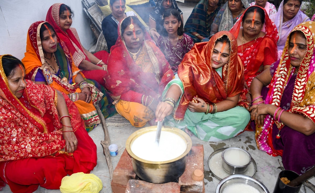 छठ का प्रसाद हर साल मिट्टी के नए चूल्हे पर ही बनता है.  छठ का प्रसाद हर साल मिट्टी के नए चूल्हे पर ही बनता है.
