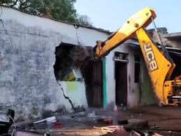 Bulldozer Action: गोलीकांड के आरोपियों के अवैध मकान पर चलेगा बुलडोजर! प्रशासन देगा सुनवाई का मौका Bulldozer Action: गोलीकांड के आरोपियों के अवैध मकान पर चलेगा बुलडोजर! प्रशासन देगा सुनवाई का मौका