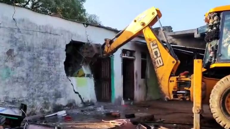 Bulldozer Action: गोलीकांड के आरोपियों के अवैध मकान पर चलेगा बुलडोजर! प्रशासन देगा सुनवाई का मौका Bulldozer Action: गोलीकांड के आरोपियों के अवैध मकान पर चलेगा बुलडोजर! प्रशासन देगा सुनवाई का मौका
