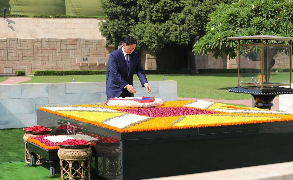 On his arrival, President Ukhnaa laid a wreath at the Mahatma Gandhis memorial at Rajghat. On his arrival, President Ukhnaa laid a wreath at the Mahatma Gandhis memorial at Rajghat.