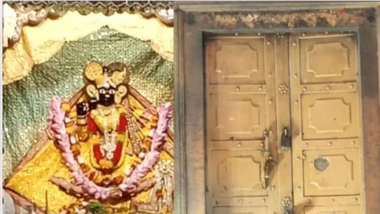 Banke Bihari Mandir: 54 वर्षांनंतर उघडला बांके बिहारी मंदिराचा 'गुप्त खजिना'! आत सोने-चांदीचे कलश आणि... Banke Bihari Mandir: 54 वर्षांनंतर उघडला बांके बिहारी मंदिराचा 'गुप्त खजिना'! आत सोने-चांदीचे कलश आणि...