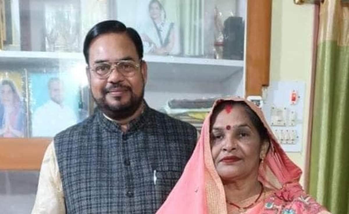 रामबालक सिंह की पहली पत्नी आशा रानी (इनकी कैंसर से मृत्यु हो गई) रामबालक सिंह की पहली पत्नी आशा रानी (इनकी कैंसर से मृत्यु हो गई)