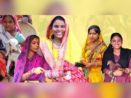 बिहार चुनावः कम्युनिटी मोबिलाइजर जीविका दीदियां कौन हैं, जिनके लिए तेजस्वी ने नौकरी का वादा किया है? बिहार चुनावः कम्युनिटी मोबिलाइजर जीविका दीदियां कौन हैं, जिनके लिए तेजस्वी ने नौकरी का वादा किया है?
