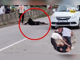 Buldhana News: मद्यधुंद महिलेचा भर रस्त्यात राडा! रस्त्यावरच झोपली, गाड्यांच्या रांगा, पुढे जे घडलं ते... Buldhana News: मद्यधुंद महिलेचा भर रस्त्यात राडा! रस्त्यावरच झोपली, गाड्यांच्या रांगा, पुढे जे घडलं ते...