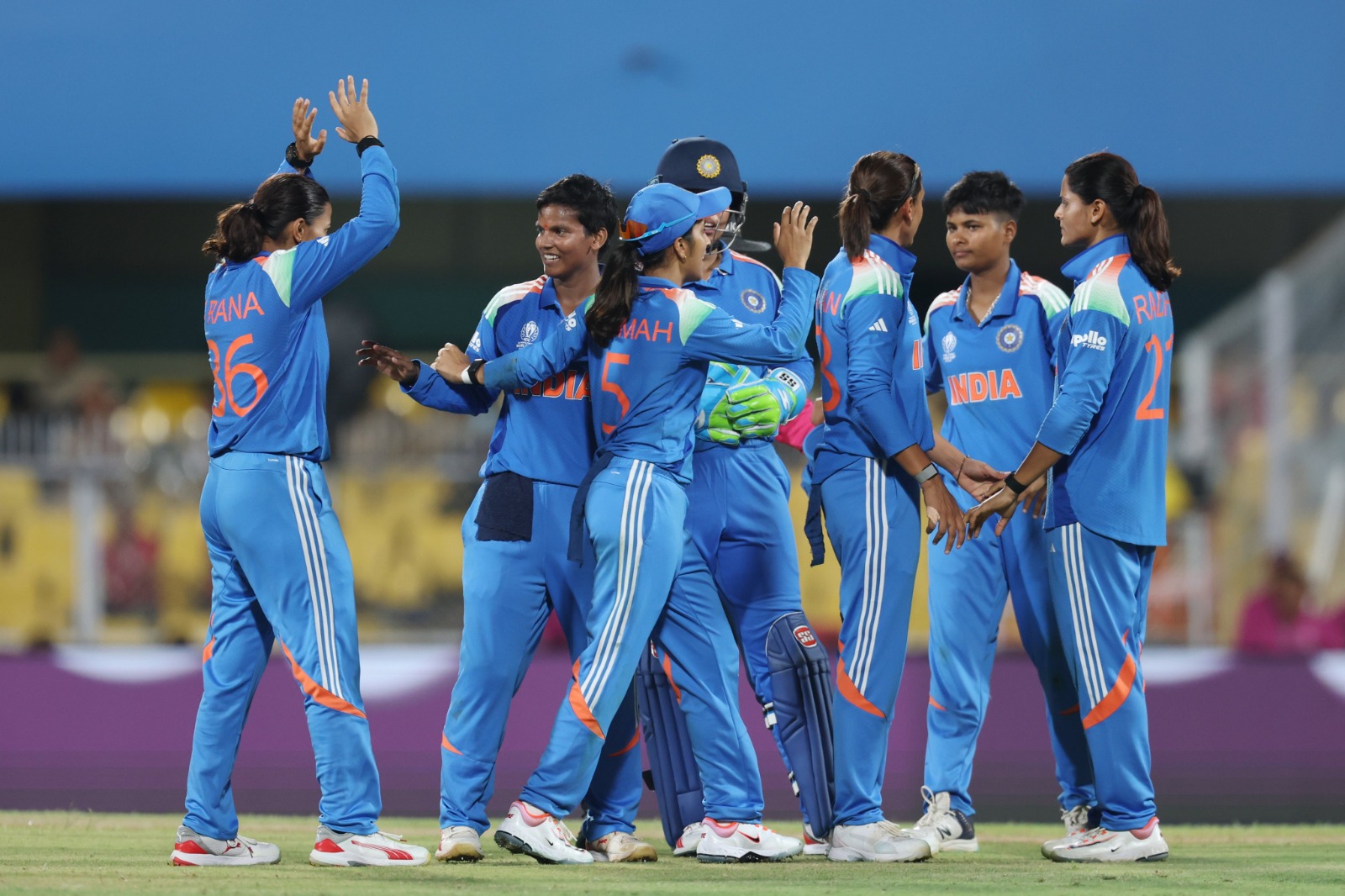 IND vs PAK Women WC 2025 Live: पाकिस्तान को लगा आठवां झटका, सिदरा अमिन 81 रन बनाकर लौटीं पवेलियन