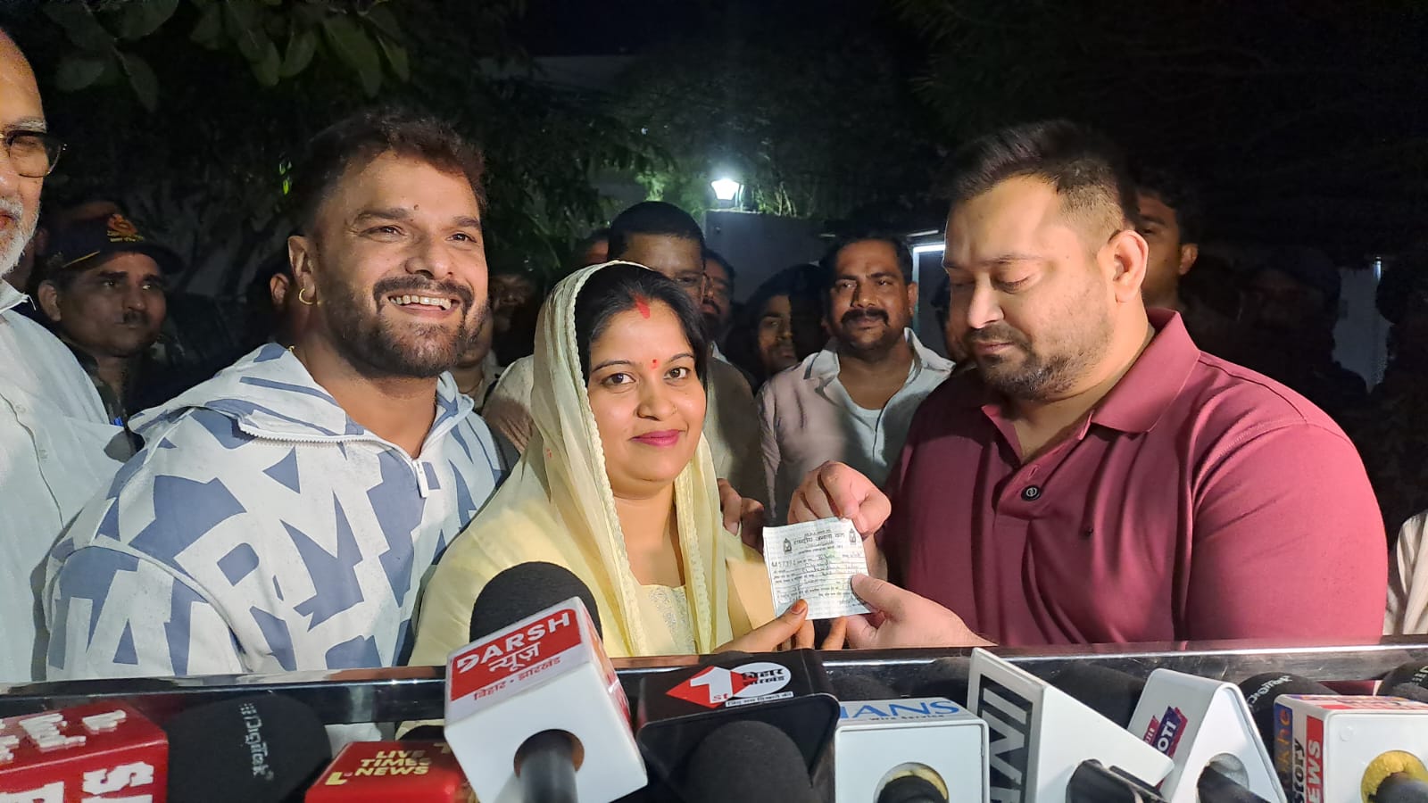 RJD में शामिल हुए भोजपुरी सुपर स्टार खेसारी लाल यादव, पत्नी चंदा देवी लड़ेंगी चुनाव