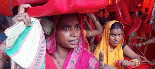 साड़ी न मिली तो कुर्सी ही सही... फारबिसगंज के चुनावी कार्यक्रम में सुबह से शाम इंतजार से बिफरी महिलाएं साड़ी न मिली तो कुर्सी ही सही... फारबिसगंज के चुनावी कार्यक्रम में सुबह से शाम इंतजार से बिफरी महिलाएं