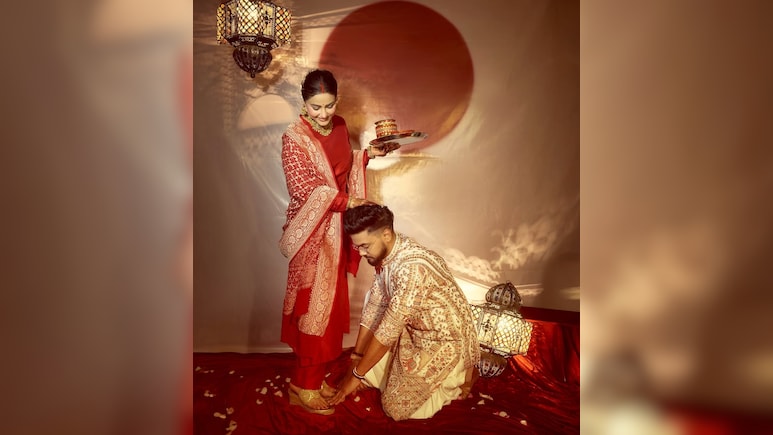 हिना खान के पति ने छुए पैर, करवाचौथ पर पत्नी को कहा देवी, बोले- जैसे शिव और शक्ति... हिना खान के पति ने छुए पैर, करवाचौथ पर पत्नी को कहा देवी, बोले- जैसे शिव और शक्ति...