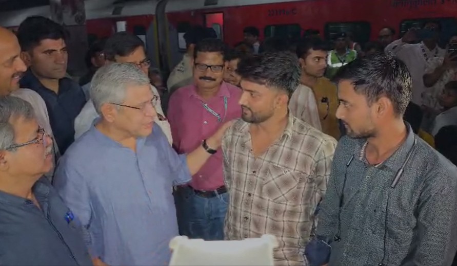 12000 स्पेशन ट्रेनें, 12 लाख कर्मी, मंत्री का औचक निरीक्षण... दिवाली-छठ पर घर जा रहे लोगों की सेवा में सरकार