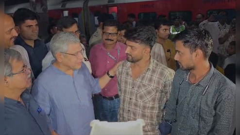 12000 स्पेशन ट्रेनें, 12 लाख कर्मी, मंत्री का औचक निरीक्षण... दिवाली-छठ पर घर जा रहे लोगों की सेवा में सरकार 12000 स्पेशन ट्रेनें, 12 लाख कर्मी, मंत्री का औचक निरीक्षण... दिवाली-छठ पर घर जा रहे लोगों की सेवा में सरकार