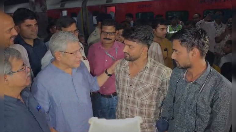 12000 स्पेशन ट्रेनें, 12 लाख कर्मी, मंत्री का औचक निरीक्षण... दिवाली-छठ पर घर जा रहे लोगों की सेवा में सरकार 12000 स्पेशन ट्रेनें, 12 लाख कर्मी, मंत्री का औचक निरीक्षण... दिवाली-छठ पर घर जा रहे लोगों की सेवा में सरकार