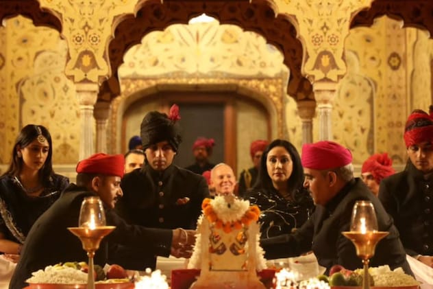 दिवाली पर काले कपड़े पहने हुए पूर्व शाही राजघराना दिवाली पर काले कपड़े पहने हुए पूर्व शाही राजघराना