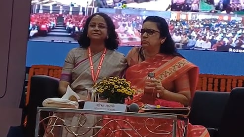 VIDEO: धक्का दिला.. चिमटा काढला अन् पाणी... नितीन गडकरींच्या कार्यक्रमात खुर्चीसाठी महिला अधिकाऱ्यांची जुंपली!