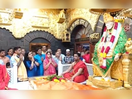 Shirdi News: साई चरणी सुर्यकुमार यादव लीन, टी-20 मालिकेपूर्वी साईबाबांकडे काय मागितलं? Shirdi News: साई चरणी सुर्यकुमार यादव लीन, टी-20 मालिकेपूर्वी साईबाबांकडे काय मागितलं?