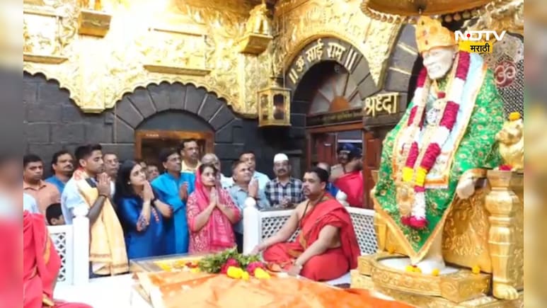Shirdi News: साई चरणी सुर्यकुमार यादव लीन, टी-20 मालिकेपूर्वी साईबाबांकडे काय मागितलं? Shirdi News: साई चरणी सुर्यकुमार यादव लीन, टी-20 मालिकेपूर्वी साईबाबांकडे काय मागितलं?