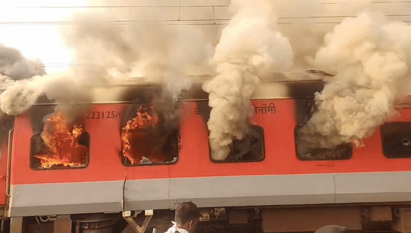 लुधियाना से दिल्ली जा रही गरीब रथ ट्रेन में लगी भीषण आग, धू-धू कर जलने लगीं बोगियां