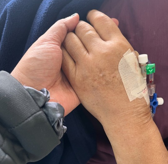 मां को भेजा आख़िरी मैसेज, और फिर हमेशा के लिए चली गईं... महिला का पोस्ट पढ़कर रो पड़े लोग