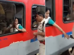 ट्रेन की विंडो सीट पर बैठकर फोन चला रही थी महिला, तभी बाहर खड़े RPF जवान ने छीन लिया मोबाइल और फिर जो हुआ... ट्रेन की विंडो सीट पर बैठकर फोन चला रही थी महिला, तभी बाहर खड़े RPF जवान ने छीन लिया मोबाइल और फिर जो हुआ...