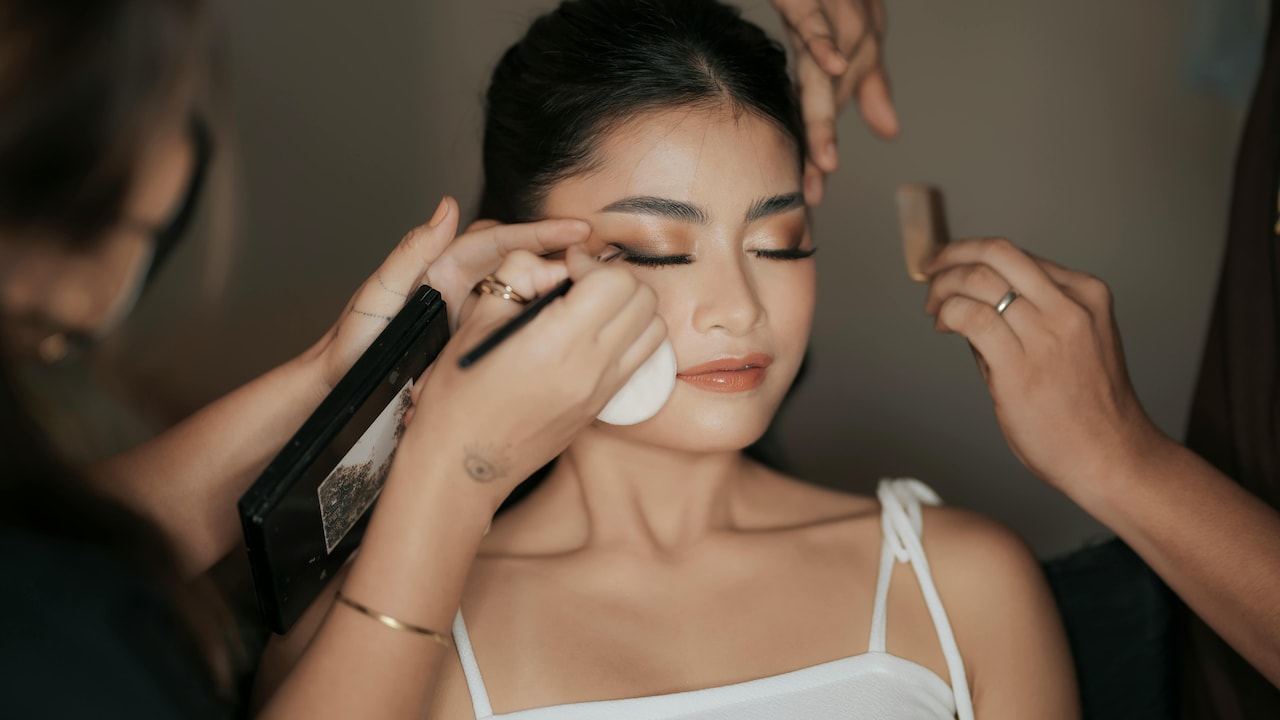 How To Make Minimal Outfits Look Glamorous With Makeup Alone: Top Tips