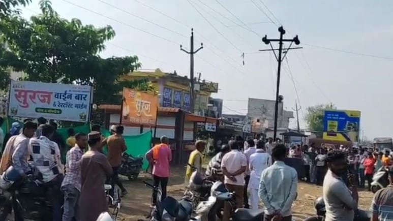 Akola News : भरबाजारात मृतदेह आढळल्याने खळबळ; चेहऱ्याची भयाण अवस्था, जिल्ह्यात भीतीचं सावट