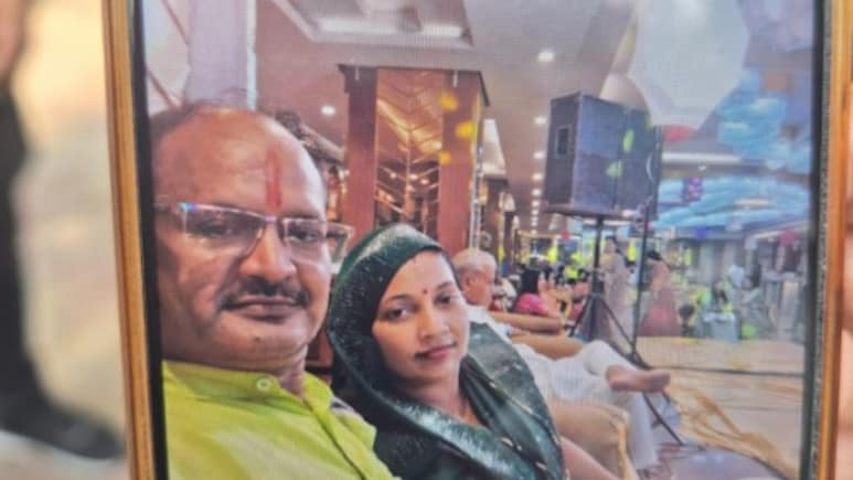 Man Strangles Wife At Delhi Home, Daughter Was Sleeping In Same Room: Cops Man Strangles Wife At Delhi Home, Daughter Was Sleeping In Same Room: Cops