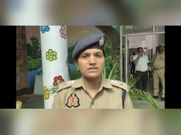 इलाहाबाद हाईकोर्ट ने फर्रुखाबाद की एसपी आरती सिंह को लगाई फटकार, कोर्ट में रुकने का दिया आदेश इलाहाबाद हाईकोर्ट ने फर्रुखाबाद की एसपी आरती सिंह को लगाई फटकार, कोर्ट में रुकने का दिया आदेश