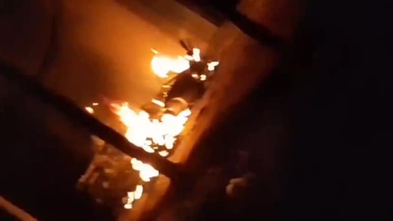 घर के बाहर खड़ीं बाइकें रहस्यमय तरीके से धू-धू कर जलीं, मोहल्‍ले के लोग भी हैरान, जांच में जुटी पुलिस