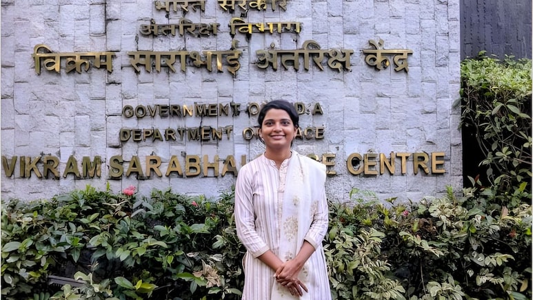 Inspirational Story: ठाणे RTO  ते 'इस्रो' शास्त्रज्ञ! 29 वर्षांच्या सुजाता मडके यांची मोठी भरारी Inspirational Story: ठाणे RTO  ते 'इस्रो' शास्त्रज्ञ! 29 वर्षांच्या सुजाता मडके यांची मोठी भरारी