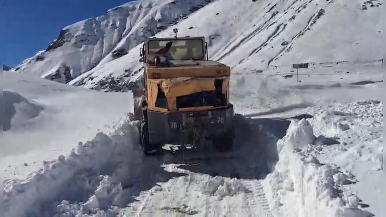 रोहतांग दर्रा जल्द सैलानियों के लिए होगा बहाल, बीआरो तेजी से बर्फ हटाने का कर रहा काम