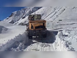 रोहतांग दर्रा जल्द सैलानियों के लिए होगा बहाल, बीआरो तेजी से बर्फ हटाने का कर रहा काम रोहतांग दर्रा जल्द सैलानियों के लिए होगा बहाल, बीआरो तेजी से बर्फ हटाने का कर रहा काम