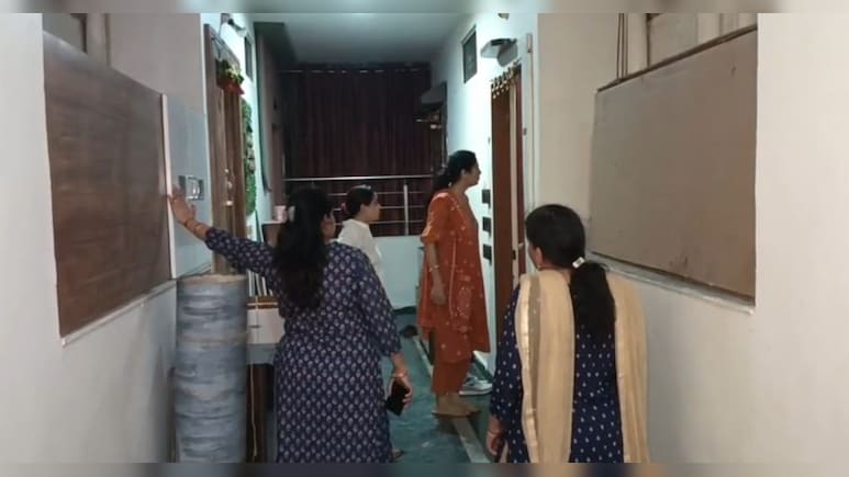 सोसायटी के फ्लैट्स में कोई फेंक रहा है "यूज्ड सैनेटरी पैड्स", महिलाओं ने जमकर किया बवाल, पुलिस जांच में जुटी 
