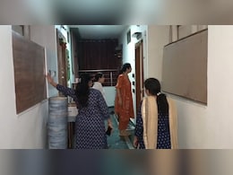 सोसायटी के फ्लैट्स में कोई फेंक रहा है "यूज्ड सैनेटरी पैड्स", महिलाओं ने जमकर किया बवाल, पुलिस जांच में जुटी  सोसायटी के फ्लैट्स में कोई फेंक रहा है "यूज्ड सैनेटरी पैड्स", महिलाओं ने जमकर किया बवाल, पुलिस जांच में जुटी