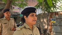 &lsquo;जय श्रीराम&rsquo; से चर्चा में आई ग्वालियर CSP हिना खान को लाठी नहीं लता के गीत देती है शांति