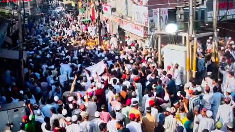 उमड़ी हजारों की भीड़, सामने थे पुलिस के बैरिकेड्स... बरेली हिंसा का दिल दहला देने वाला वीडियो