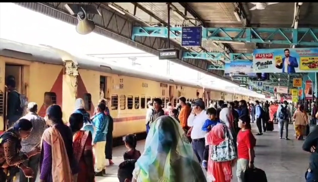 उज्जैन स्टेशन से जाने वाली कई ट्रेनों के शेड्यूल बदले, 4 निरस्त, 52 का मार्ग बदला