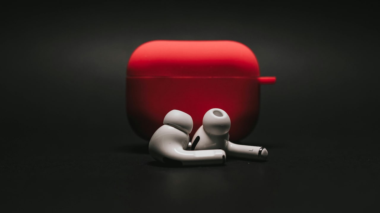 Headphones Vs Earbuds For Gym: Which Is Best For A Workout?