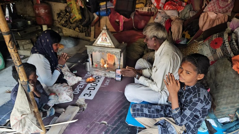 Diwali 2025: दीपावली की रोशनी में उम्मीदों का कोना, शहर की जगमगाहट के बीच अंधेरी बस्तियों की 'ख़ुशी' Diwali 2025: दीपावली की रोशनी में उम्मीदों का कोना, शहर की जगमगाहट के बीच अंधेरी बस्तियों की 'ख़ुशी'